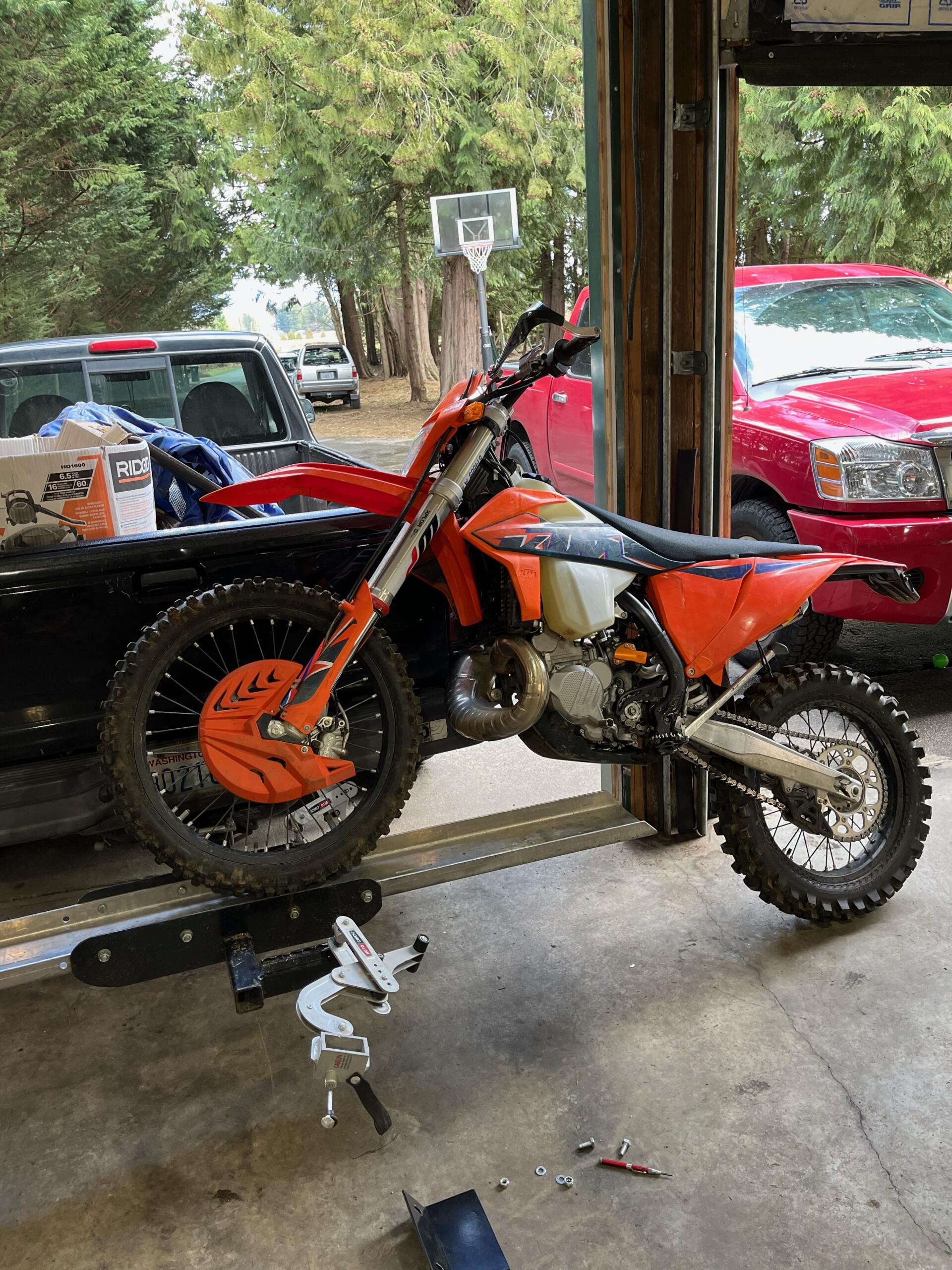 Custom Hitch Hauler and Moto Cinch strapless tie downs